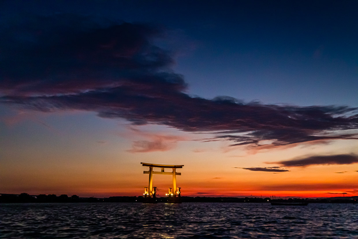Pêche à la lance au clair de lune au Japon