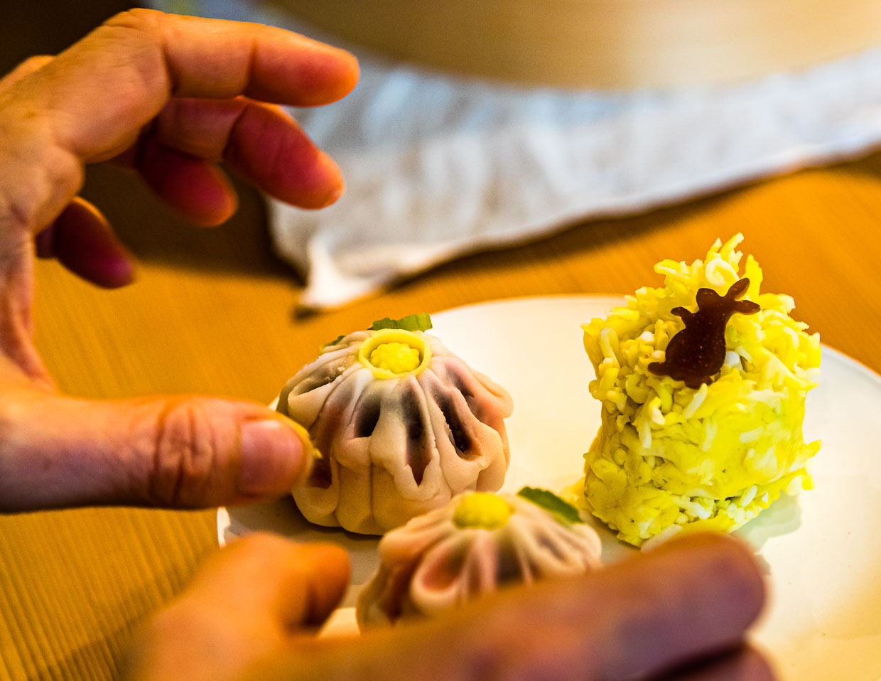 Préparation des tsukimi de Moon-Viewing, des friandises traditionnelles japonaises mangées chaque année à la pleine lune d'automne et décorées d'un lapin / © Photo : Georg Berg