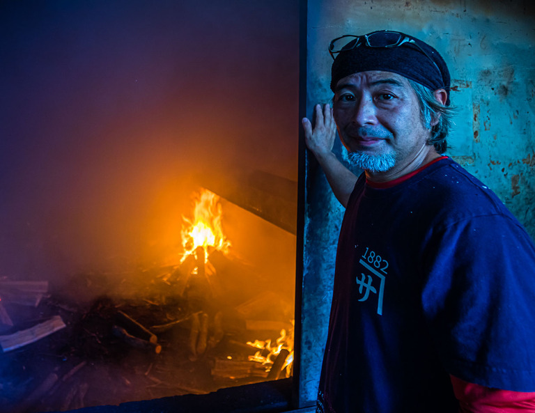 Yasuhisa Serizawa devant le fumoir accessible de sa manufacture Katsuobushi. Il utilise la plus ancienne méthode de conservation du poisson et produit ainsi une délicatesse / © Photo : Georg Berg