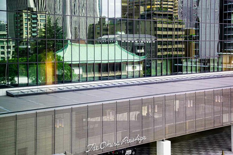 L'horizon de Tokyo dans le miroir de l'hôtel Okura / © Photo : Georg Berg