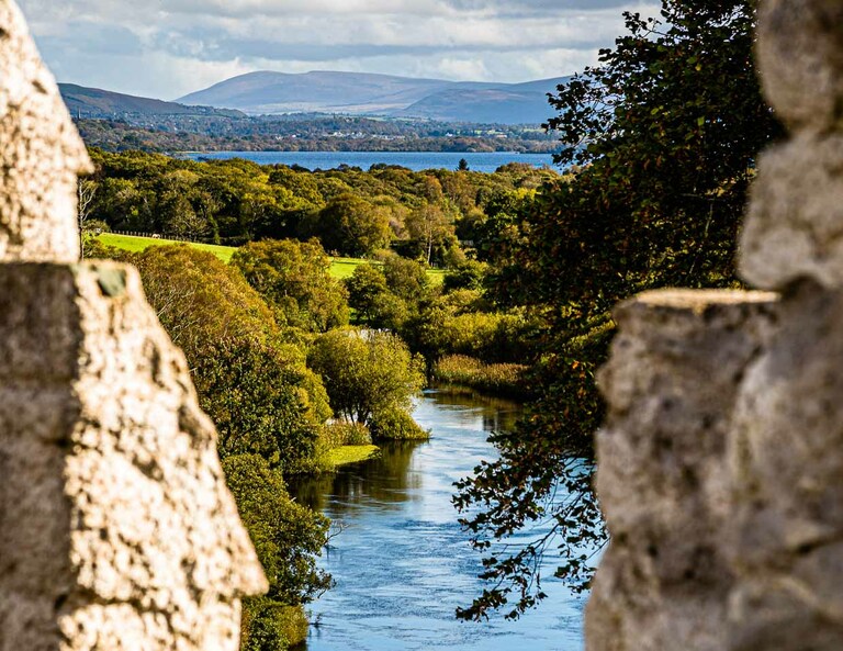 Sur les ruines d'un château à l'hôtel Dunloe près de Killarney, Irlande / © Photo : Georg Berg
