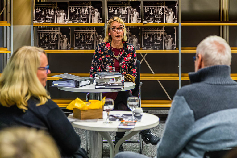Lecture de livres culinaires à la bibliothèque municipale / © Photo : Georg Berg