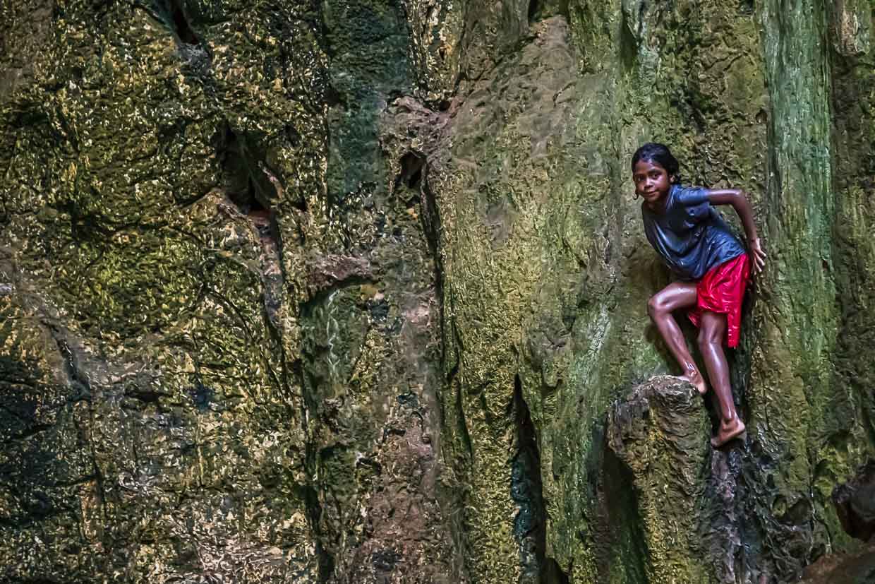 Les enfants de l'île de Panasia aiment les rochers d'une grotte comme tremplin naturel / © Photo : Georg Berg