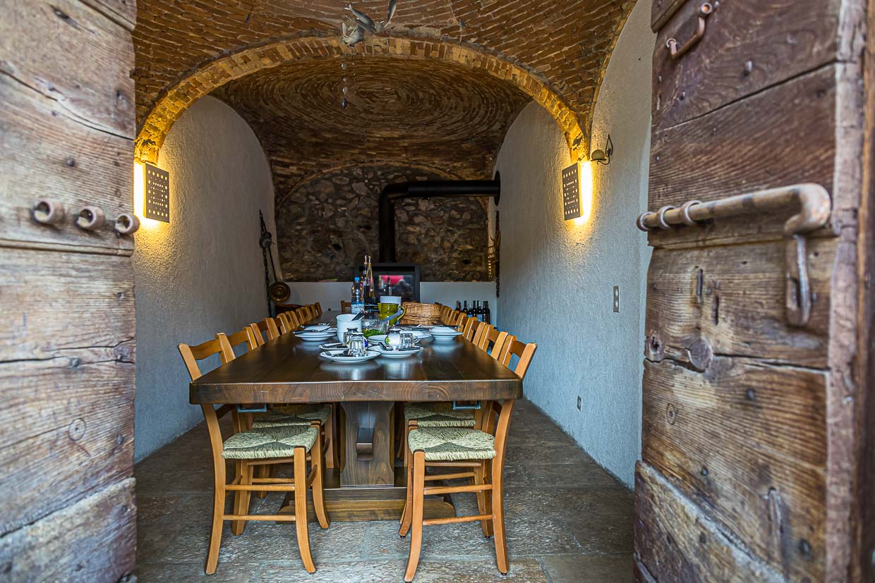 La Cantine de Gabriela Monfredini à Melide. Les caves de l'ancienne cave naturelle abritent aujourd'hui une cuisine et une salle à manger avec une longue table / © Photo : Georg Berg