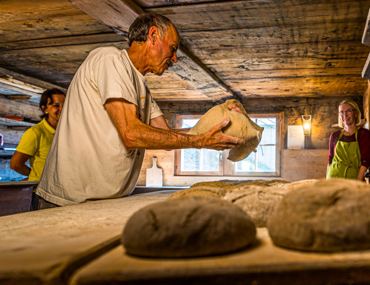 A Erschmatt, on cuit les pains de seigle typiques du canton suisse du Valais / © Photo : Georg Berg