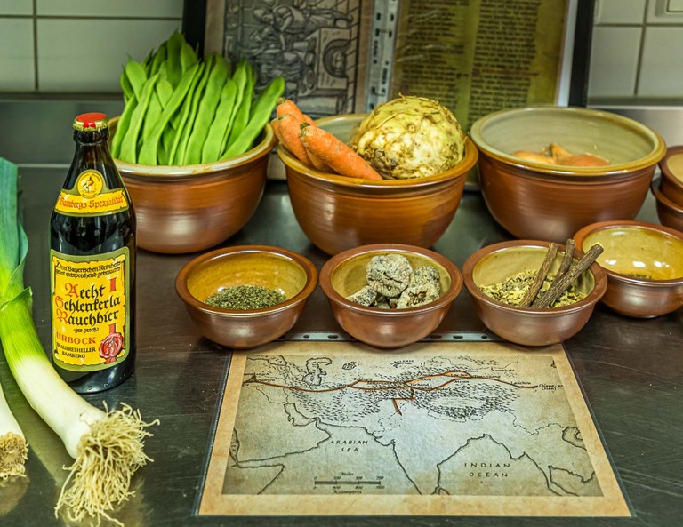 La bière fumée est disponible toute l'année. On peut même cuisiner avec la bière fumée. La brasserie Schlenkerla propose de nombreux rendez-vous à cet effet. Nouveauté au Schlenkerla : un repas médiéval préparé selon d'anciennes recettes et avec les arômes de la bière fumée / © Photo : Georg Berg