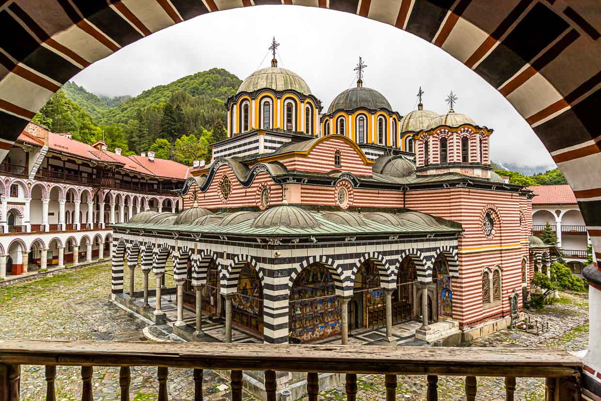Le monastère de Saint Ivan de Rila, plus connu sous le nom de monastère de Rila (en bulgare : Рилски манастир, Rilski manastir), est le plus grand et le plus connu des monastères orthodoxes de Bulgarie et fait partie du patrimoine mondial de l'UNESCO. / © Photo : Georg Berg