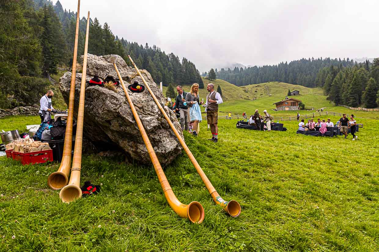 Les cors des Alpes font partie du folklore traditionnel de l'événement gastronomique de l'alpage de Gompm dans le Tyrol du Sud. Il a lieu chaque année le dernier dimanche d'août. Des chefs renommés préparent leurs plats sur d'anciens fours à bois / © Photo : Georg Berg