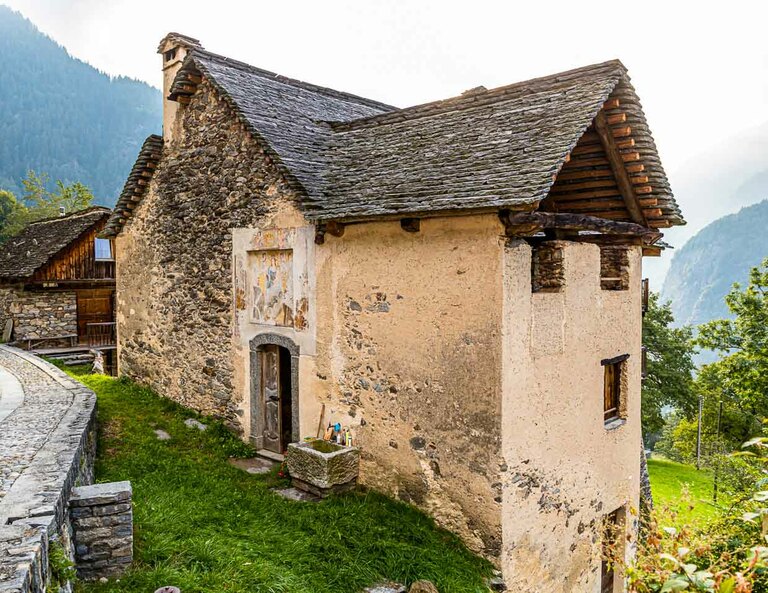 À Cerentino, il est possible de séjourner dans la maison patricienne historique Cà Vegia, rénovée à grands frais, avec des meubles originaux datant de plusieurs siècles, mais sans électricité. Le lavabo se trouve devant la porte d'entrée, Circolo della Rovana, Suisse / © Photo : Georg Berg