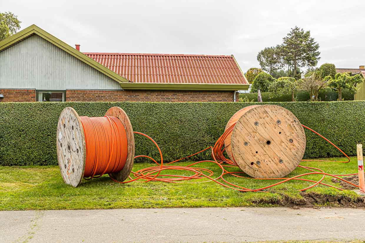 À Tullebölle, il y a plus de progrès que son nom ne le laisse supposer. Des câbles en fibre optique sont posés dans chaque maison de cette localité endormie / © Photo : Georg Berg