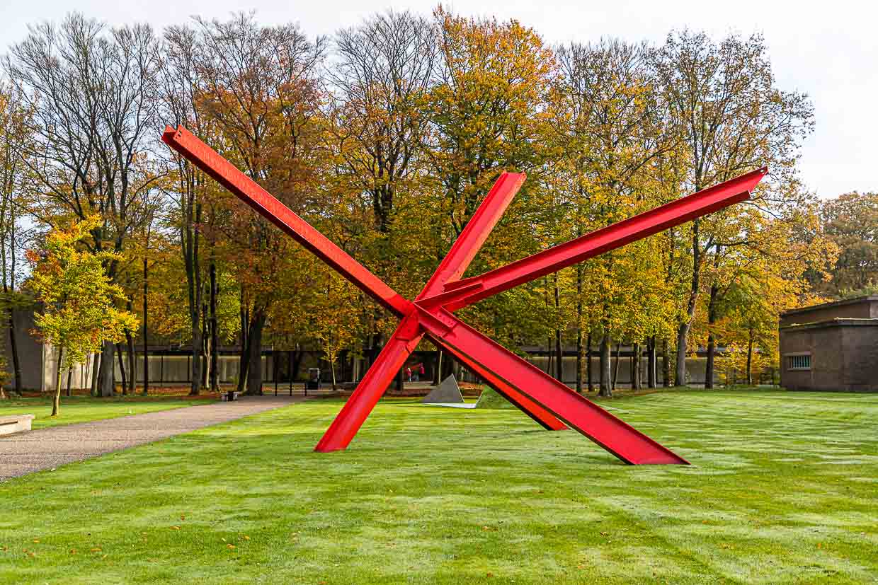 K-piece (1972) de Mark Di Suvero devant le musée Kröller-Möller / © Photo : Georg Berg