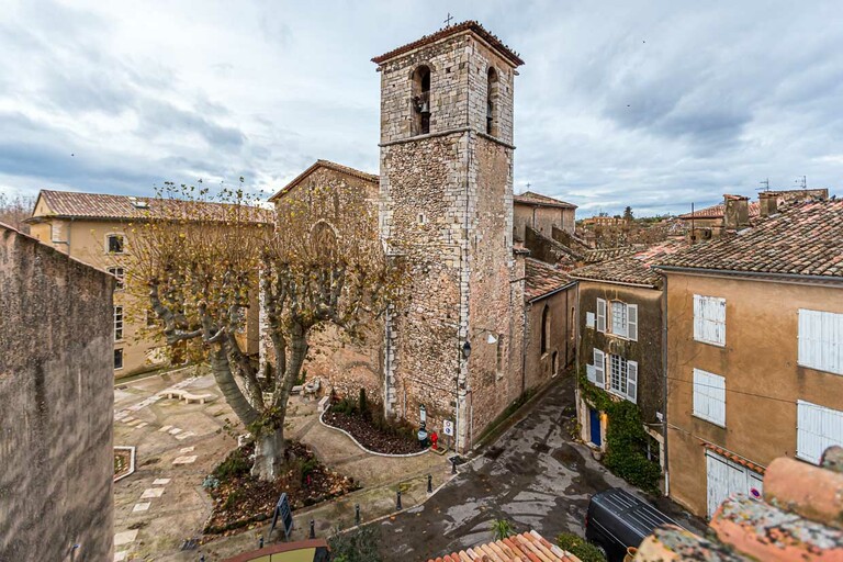 Vue de l'arrière de l'église Saint-Pancrace, construite de 1489 à 1503 dans le style gothique provençal avec une façade Renaissance à Aups, France / © Photo : Georg Berg