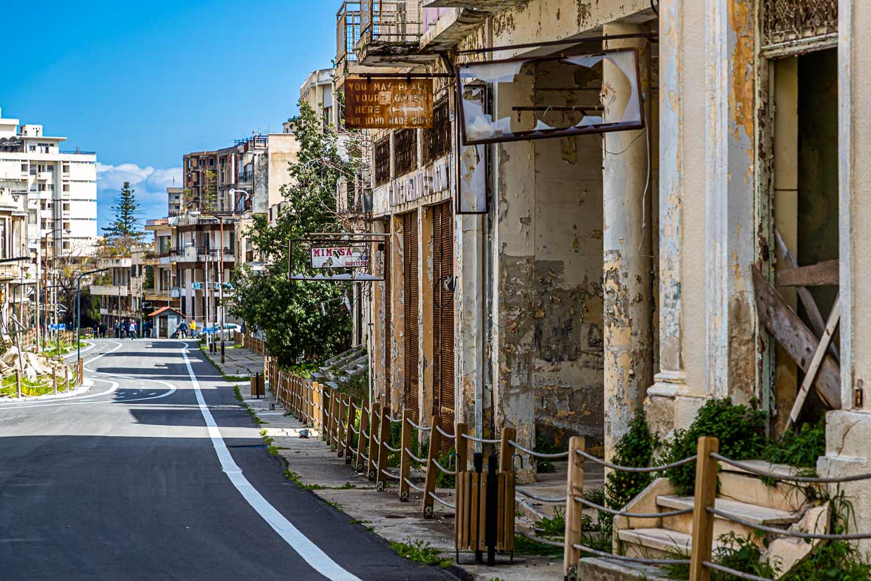 Les rues fraîchement asphaltées contrastent avec les façades délabrées de Varosha, dans le nord de Chypre / © Photo : Georg Berg