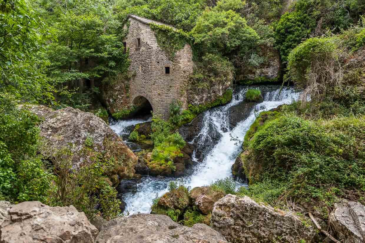 Les Moulins de la Foux près de Navacelles, France. L'origine de ces ponts remonte à l'année 1097 selon un acte de fondation / © Foto : Georg Berg