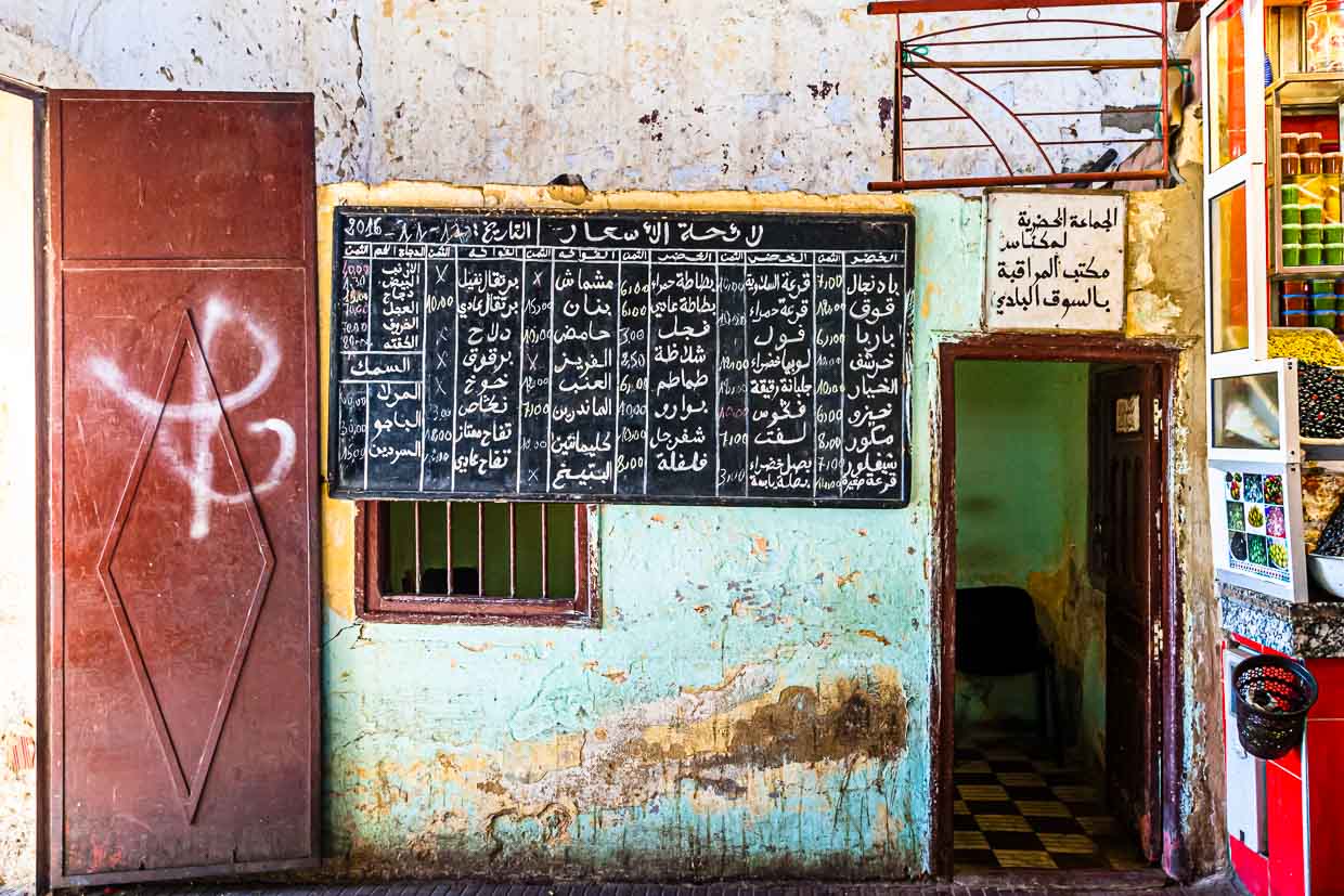 Liste de prix sur un marché au Maroc / © Photo : Georg Berg