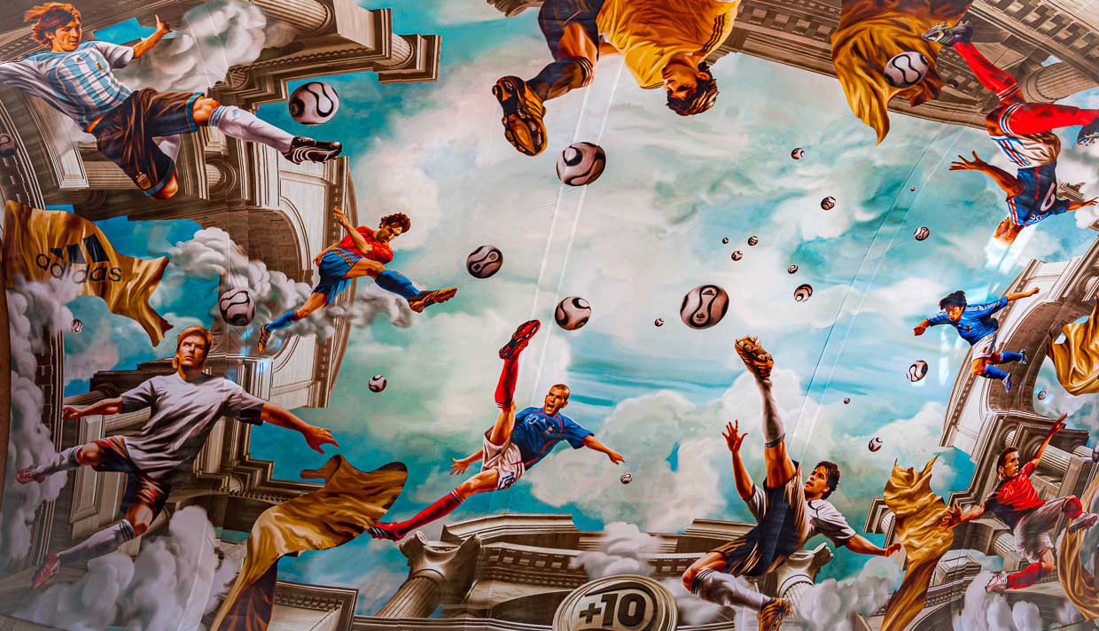 Peinture au plafond représentant des scènes de football pendant la Coupe du Monde de la FIFA 2006 à la gare centrale de Cologne / © Photo : Georg Berg