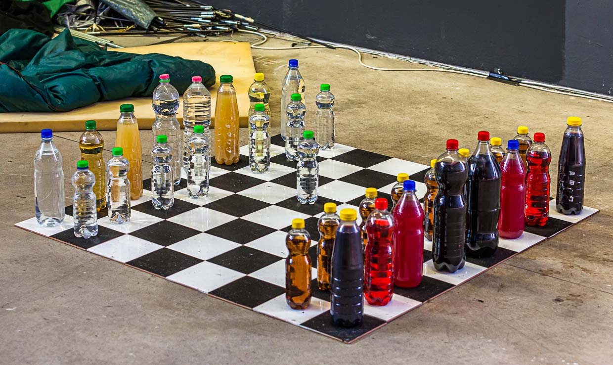 Jeu d'échecs improvisé sur la route / © Photo : Georg Berg