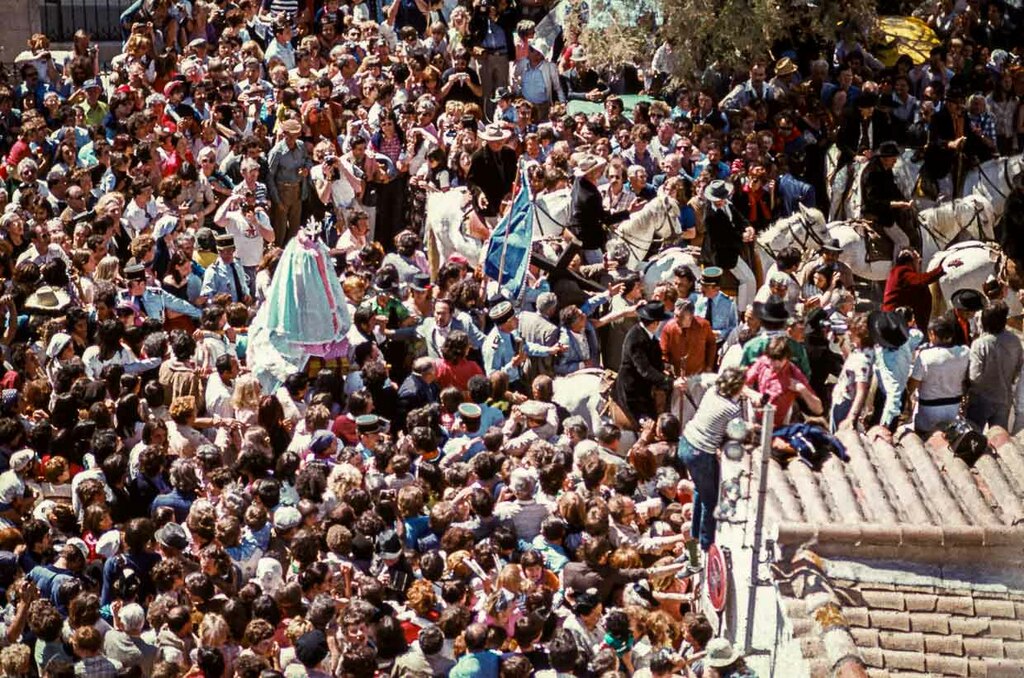 Les cris de "Vive Sainte Sara" résonnent des milliers de fois lors de la procession à travers la ville jusqu'à la plage des Saintes-Maries-de-la-Mer (France) en 1978 / © Photo : Georg Berg