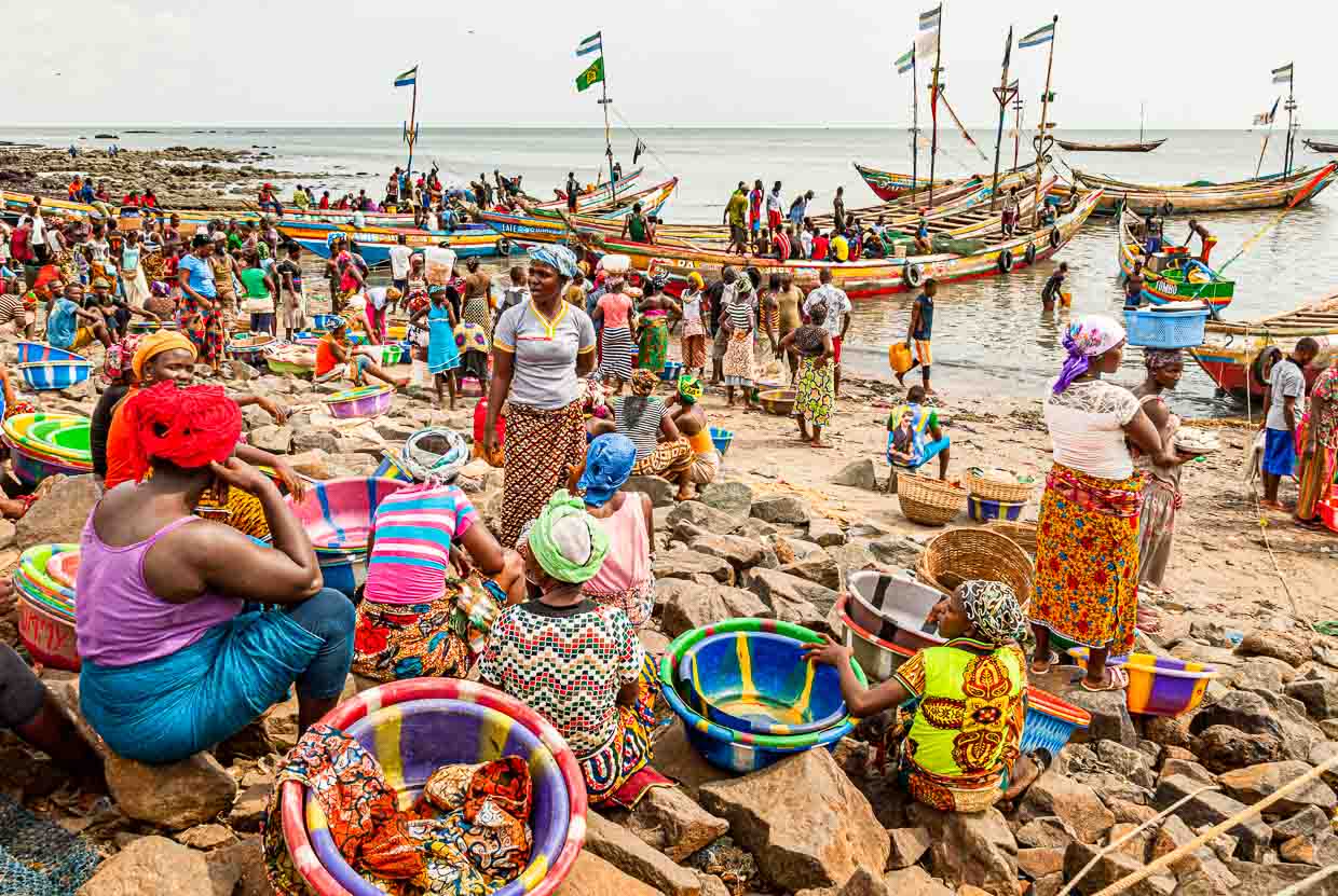 Répartition des rôles dans le port de Tombo Bay, Sierra Leone. Des femmes attendent les pêcheurs et leurs prises / © Photo : Georg Berg