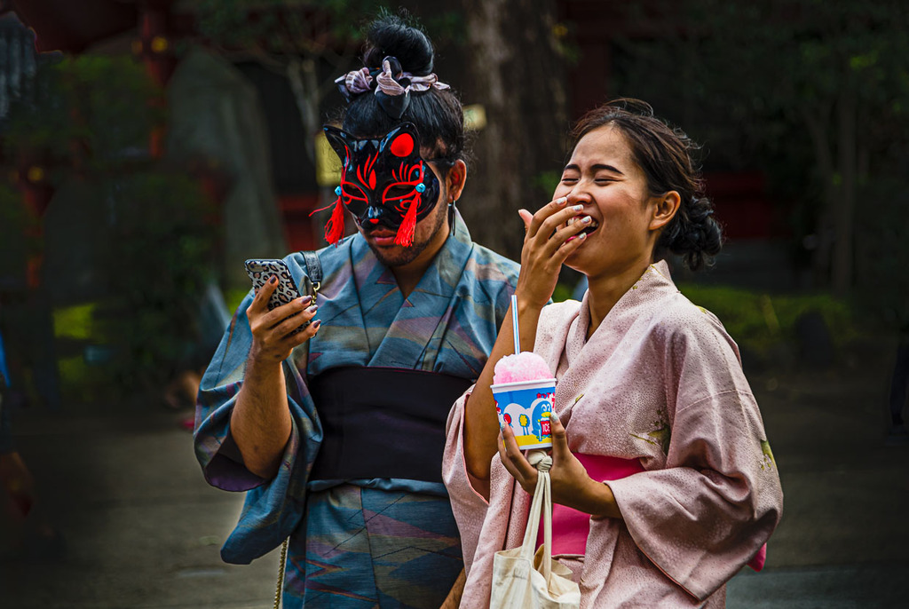 Bizarre Situation: Ein Kimono-tragendes maskiertes Paar in Tokio, Japan / © Foto: Georg Berg