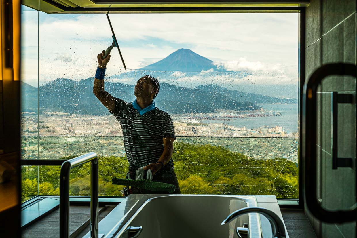 Après le typhon . Un laveur de vitres dégage le Mont Fuji / © Photo : Georg Berg