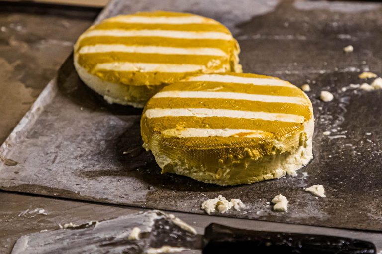 Après 20 secondes dans l'épaisse fumée de paille, les fromages sont rayés / © Photo : Georg Berg