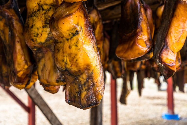 La viande de requin du Groenland ne peut pas être consommée sans préparation spéciale. Elle contient de l'oxyde de triméthylamine, qui se décompose en triméthylamine lors de la digestion, ce qui peut être dangereux pour la santé / © Photo : Georg Berg