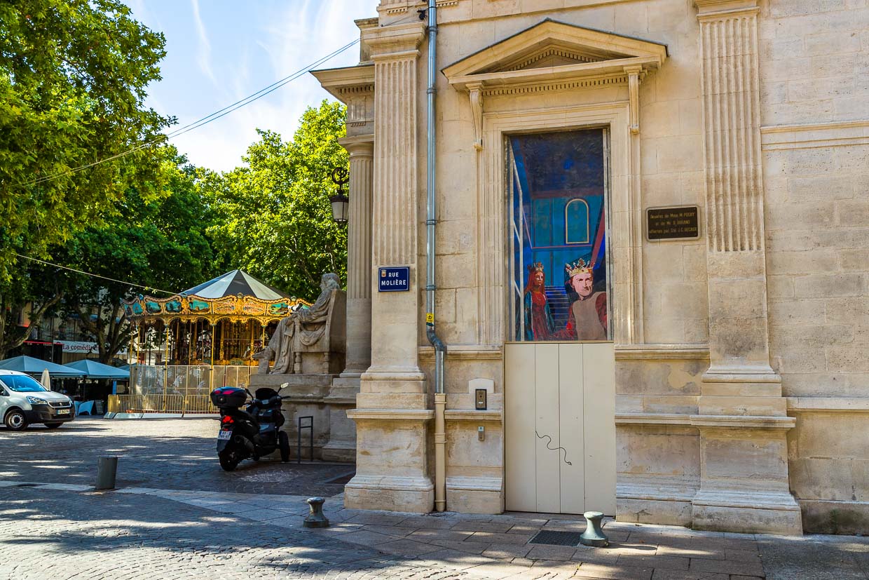 A l'occasion du festival de théâtre d'Avignon, de nombreuses fausses fenêtres sont peu à peu peintes de scènes dramatiques / © Photo : Georg Berg