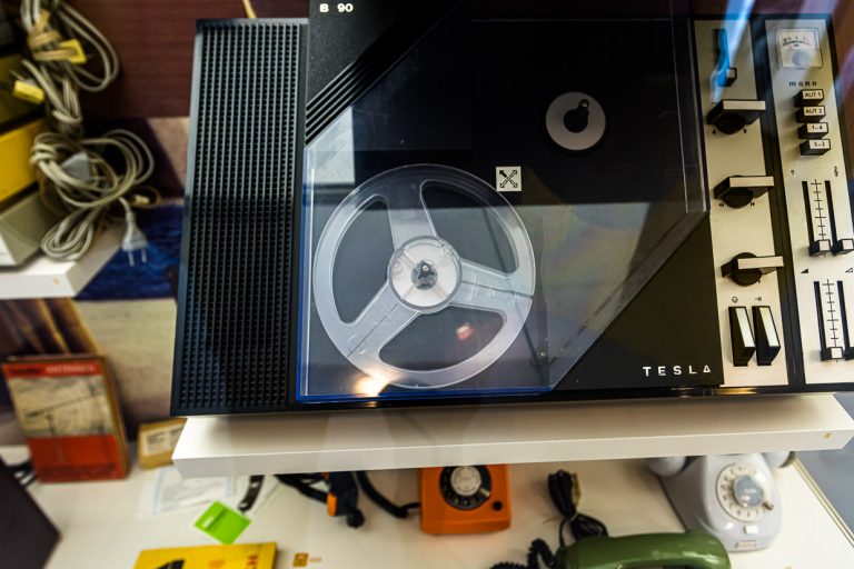 Retour vers le futur : le magnétophone modèle Tesla au musée Utopie et vie quotidienne pour la culture quotidienne de la RDA à Eisenhüttenstadt, Brandebourg / © Photo : Georg Berg
