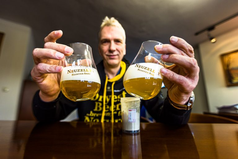 Stefan Fritsche avec de la poudre de bière fraîchement mélangée. L'innovation de produit de la brasserie de l'abbaye de Neuzelle repense le processus de la bière et séduit par ses arguments écologiques lors du transport / © Photo : Georg Berg