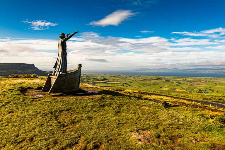 C'est ici que se trouve le dieu de la mer Manannan Mac Lir et il est naturel de s'arrêter à un tel endroit, même s'il y a du vent. Gortmore est un point de vue époustouflant sur la Bishop's Road en Irlande du Nord et fait partie de la route côtière de la Chaussée des Géants. Par temps clair, on peut y voir jusqu'à Donegal et les îles d'Islay et de Jura sur la côte ouest de l'Écosse. Quelle chance que le dieu de la mer ait pu nous arrêter ! / © Photo : Georg Berg