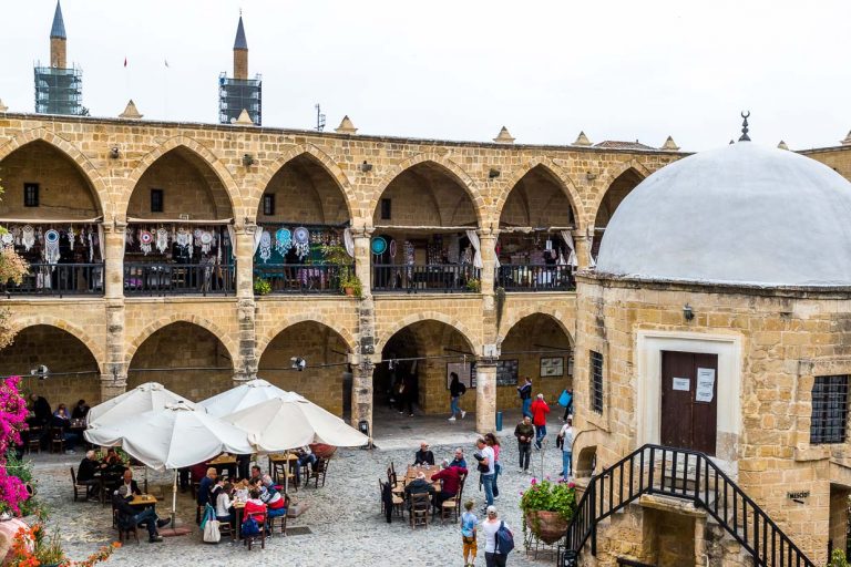 Cour intérieure Büyük Han, Great Inn, le plus grand caravansérail de Chypre. Construit sur ordre du premier souverain ottoman à Chypre, Muzaffer Pasha, en 1572, il abrite dans sa cour une petite mosquée avec un toit en coupole et une fontaine pour les ablutions avant la prière. Le bâtiment est considéré comme l'un des plus beaux édifices de Chypre et se trouve dans la partie nord chypriote de la ville divisée de Nicosie / © Photo : Georg Berg