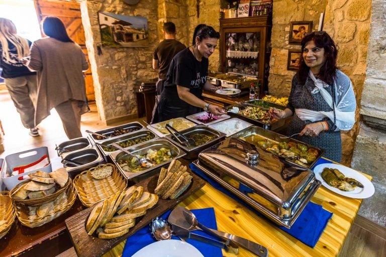 Au restaurant et boutique hôtel Hanna Koumi, les clients apprécient les plats traditionnels préparés avec des produits locaux par la cuisinière et hôtesse Angeliki.
/ © Photo : Georg Berg