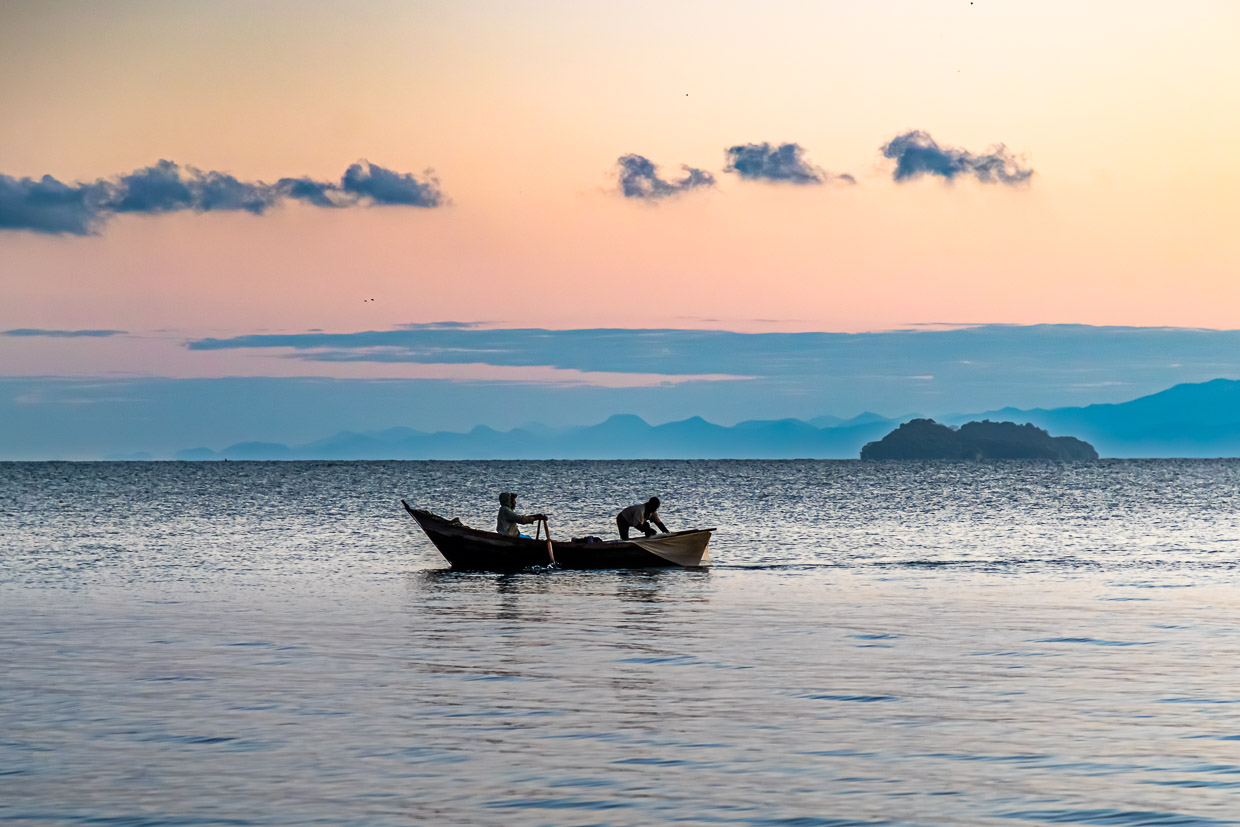 Pêcheurs sur le lac Malawi. Le lac intérieur est le troisième plus grand lac d'Afrique et possède la plus grande diversité d'espèces de poissons d'eau douce au monde / © Photo : Georg Berg