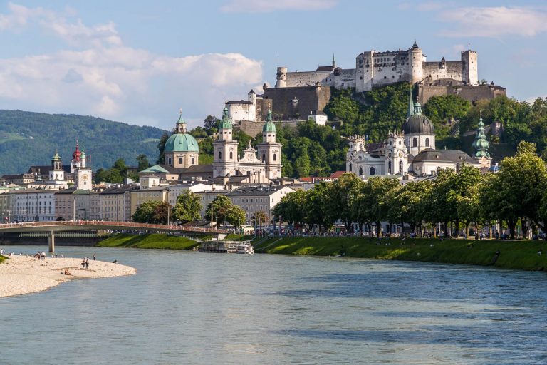 Vue de la ville de Salzbourg avec la forteresse de Hohensalzburg et le quartier de la cathédrale / © Photo : Georg Berg