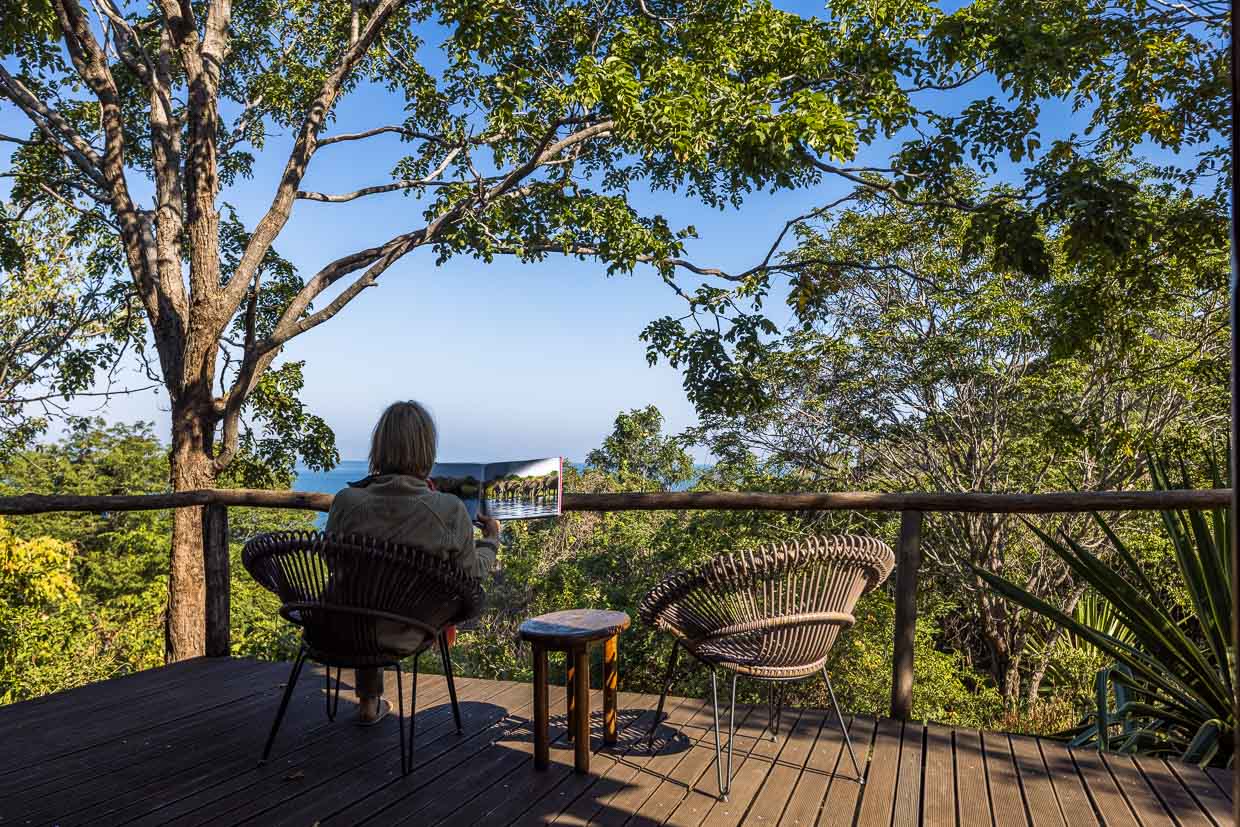 Terrasse avec vue sur le lac Malawi, villa d'hôtes du Pumulani Lodge, Robin Pope Safaris, sur les rives du lac Malawi, Cape Maclear, dans le parc national du lac Malawi / © Photo : Georg Berg