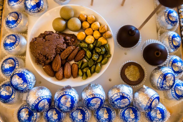 Ingrédients de la boule Mozart originale de Salzbourg. En 1890, le pâtissier Paul Fürst inventa la praline ronde comme une boule et lui donna le nom du fils le plus célèbre de la ville de Salzbourg, Wolfgang Amadeus Mozart / © Photo : Georg Berg