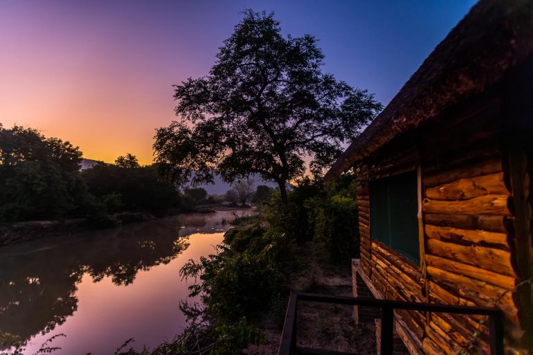 Découverte de la nature au Kutchire Lodge dans le parc national de Liwonde. Ambiance du soir dans un chalet au bord de la rivière Likwenu. La nuit, les crocodiles et les hippopotames sont particulièrement actifs ici / © Photo : Georg Berg