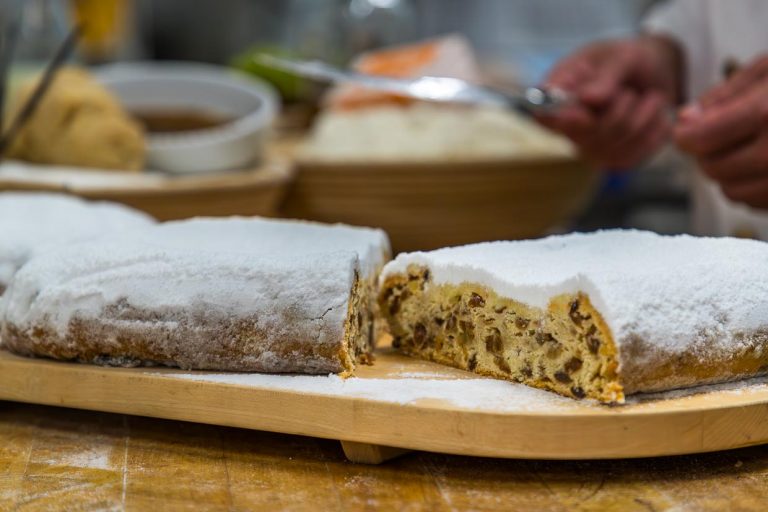 Selon les statuts de l'association de protection du Dresdner Christstollen, l'original Dresdner Christstollen est un gâteau aux raisins secs / © Photo : Georg Berg