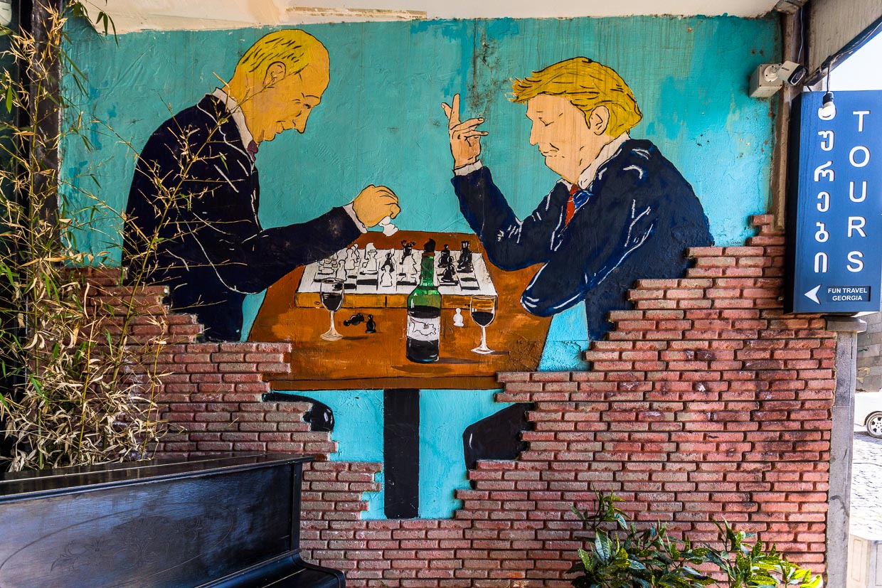 Art de rue à Tbilisi, Géorgie. Donald Trump et Vladimir Poutine jouent aux échecs tout en buvant du vin géorgien / © Photo : Georg Berg