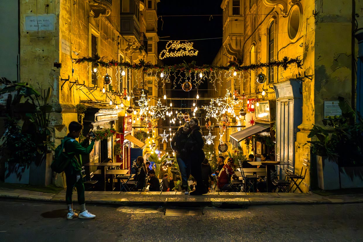 Rue décorée pour Noël dans la vieille ville de La Valette, Malte / © Photo : Georg Berg