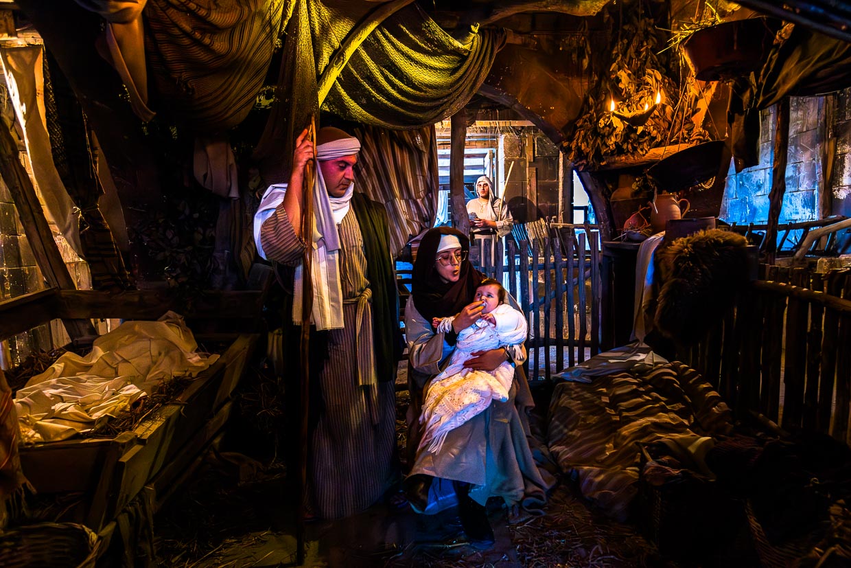 Grotto de Gtar. Marie et Joseph avec l'enfant Jésus dans le village de Bethléem Għajnsielem à Gozo. Les acteurs sont originaires du village, forment une vraie famille et leur enfant est né en 2023 / © Photo : Georg Berg