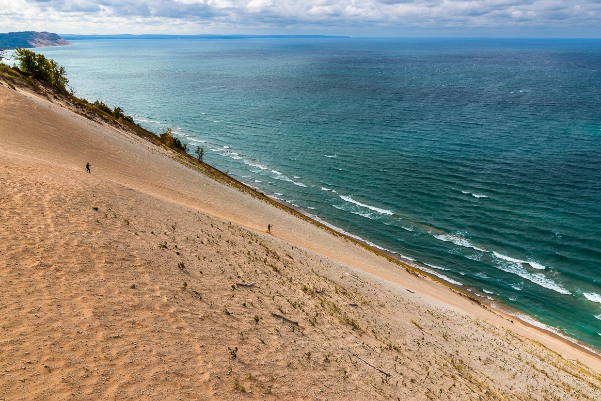 Escarpement du Sleeping Bear National Lakeshore et vue sur le lac Michigan. Les dunes s'étendent sur une surface de 6,5 kilomètres carrés / © Foto : Georg Berg
