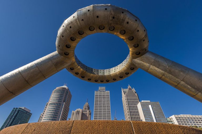 Hart Plaza avec le skyline du centre-ville de Detroit sur la rivière Detroit. Au premier plan, la fontaine Horace E. Dodge / © Photo : Georg Berg