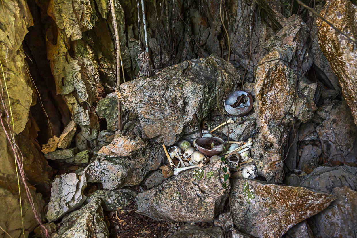 Des crânes et des os humains sont clairement visibles sur le site du culte cannibale / © Photo : Georg Berg