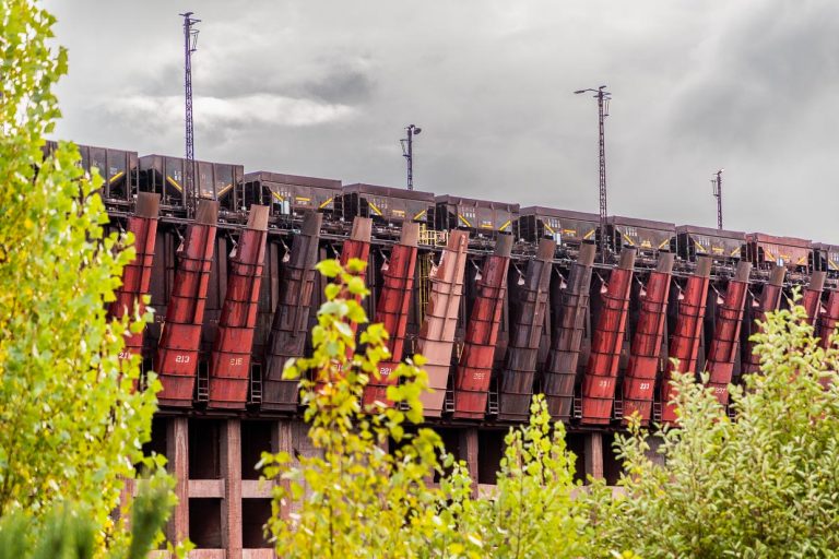 Des wagons de minerai sur le dock de poche. Le quai de Marquette Ore est en service / © Photo : Georg Berg