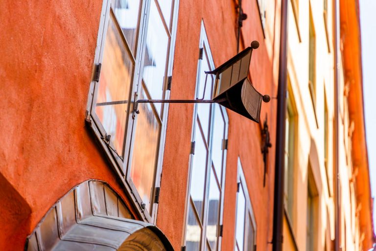 Miroir à commérages du 18e siècle, lorsque les femmes n'avaient le droit de sortir dans la rue qu'accompagnées et pouvaient, à l'aide du miroir, parler à leur voisine sans quitter la maison / © Photo : Georg Berg