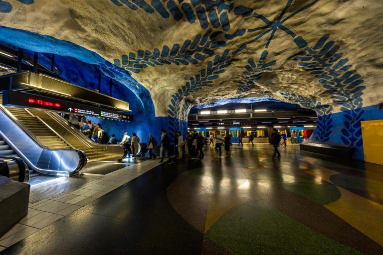 L'art dans le métro de Stockholm, la station de métro T-Centralen à la gare centrale de Stockholm et nœud du réseau de métro a été décorée par l'artiste Per Olof Ultvedt dans des couleurs bleues et avec des motifs simples comme des fleurs stylisées et des rinceaux de feuilles. Les formes et les couleurs sont censées avoir un effet apaisant sur les passagers. Une des 38 stations de la grotte / © Photo : Georg Berg