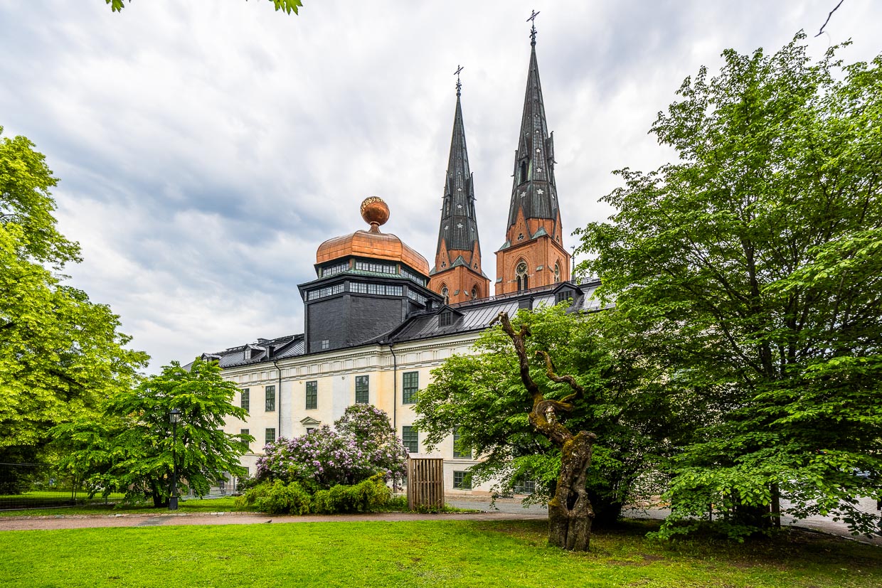 Vue depuis le parc de l'université d'Uppsala sur le Gustavianum avec sa nouvelle coupole et les flèches de la cathédrale / © Photo : Georg Berg