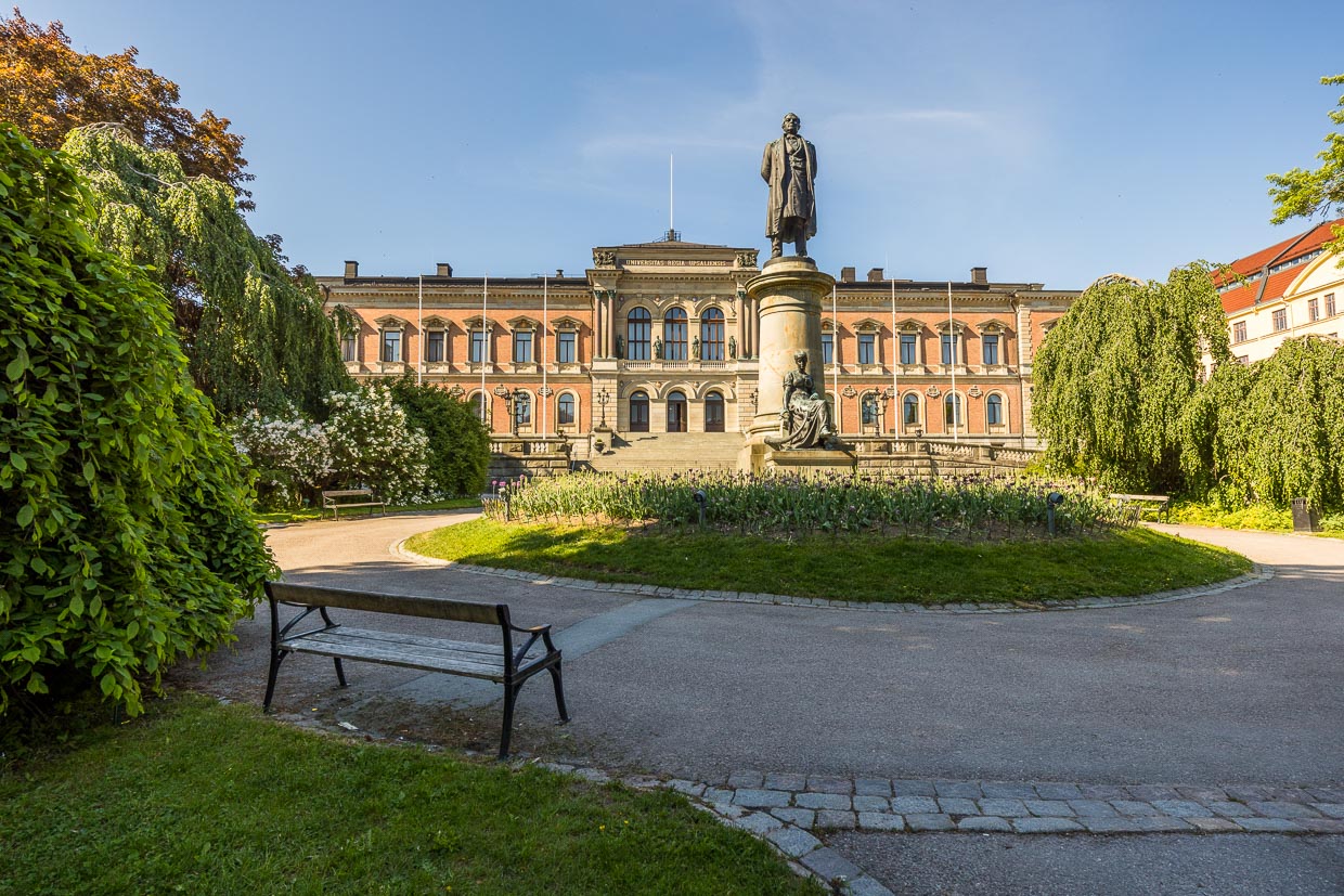 Devant le bâtiment principal de l'université d'Uppsala se trouve la statue du poète et historien Erik Gustaf Geijer (1783-1847), réalisée en 1888 par John Börjesson / © Photo : Georg Berg